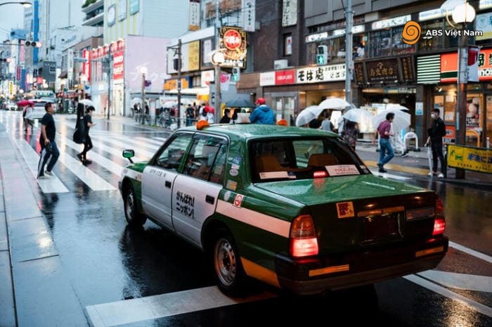 Khi đến du lịch tại Nhật, bạn nên lựa chọn phương tiện là Taxi