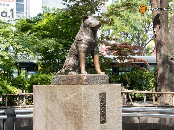 Bức tượng chú chó Hachiko ở sân bay